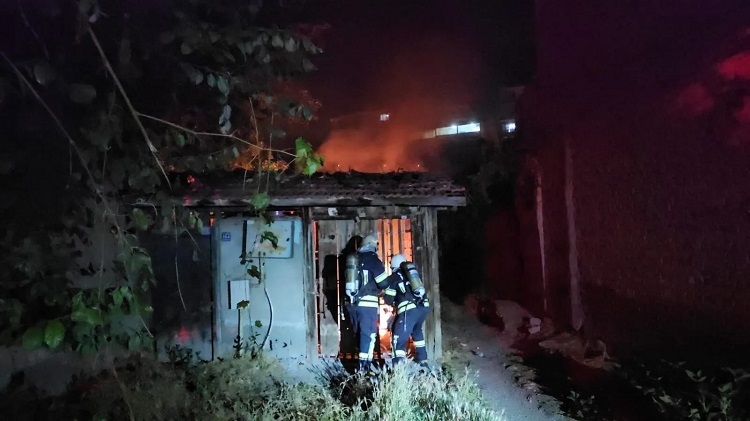 Metruk evdeki yangın korkuttu