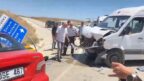 Yolcu minibüsü ile otomobil çarpıştı