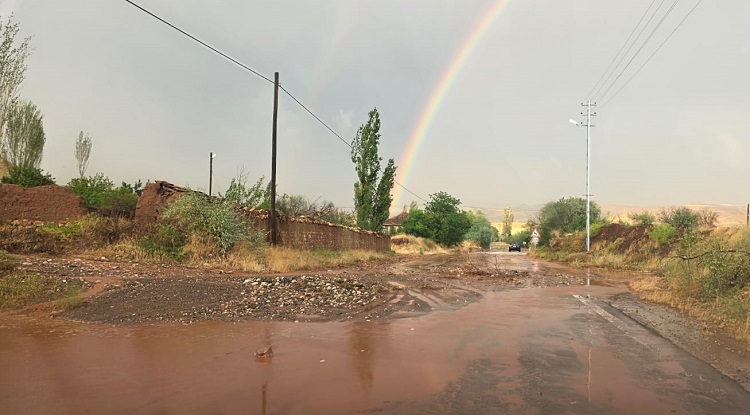 Sağanak nedeniyle dereler taştı