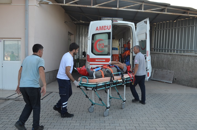 Bacağının üstünden traktör geçti!