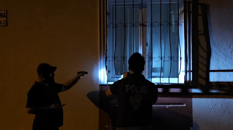 Pompalı tüfekle eve ateş açtılar!