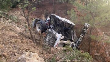  İş makinesi şarampole yuvarlandı