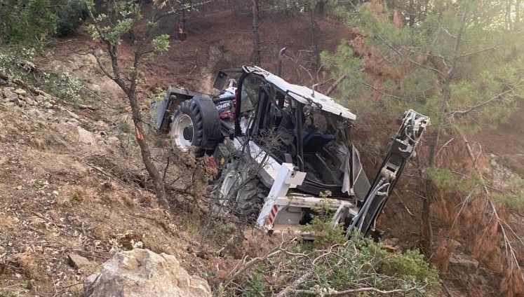  İş makinesi şarampole yuvarlandı