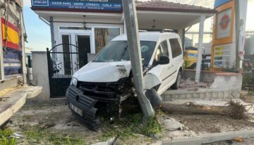 Araç önce ağaca ardından direğe çarptı