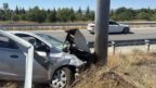 Çorum’da otomobil bariyerlere girdi