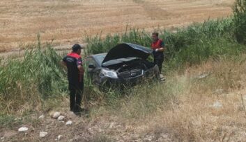 Otomobil şarampole uçtu:2 yaralı