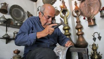 Çekiciyle bakırı sanata dönüştürüyor