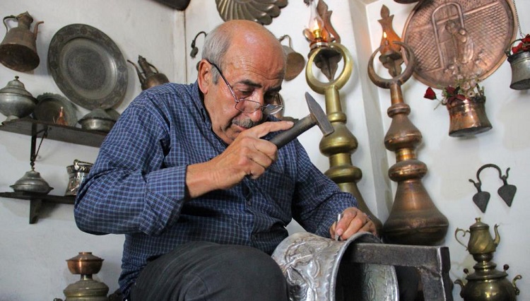 Çekiciyle bakırı sanata dönüştürüyor