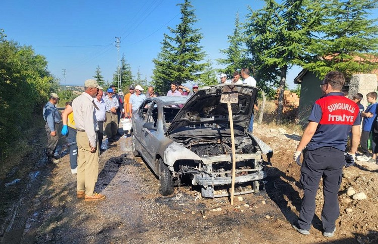 Park halindeki araç alev alev yandı