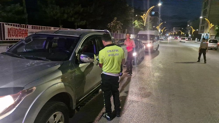 Kurallara uymayan 15 sürücüye ceza!