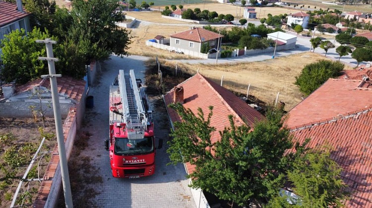 Yangın evlere sıçramadan söndürüldü