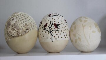 Yumurtanın kabuğuna sanat nakşediyor