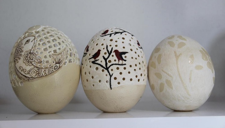 Yumurtanın kabuğuna sanat nakşediyor