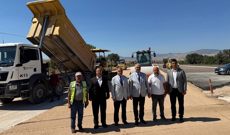 Yol çalışmaları hız kesmeden devam ediyor