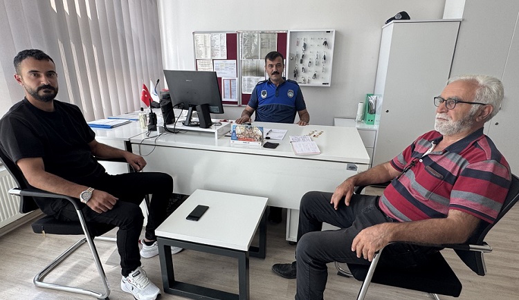 Yolda bulduğu altınları sahibine verdi