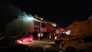 Oto galerinin çatı katında yangın çıktı