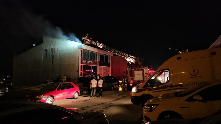 Oto galerinin çatı katında yangın çıktı