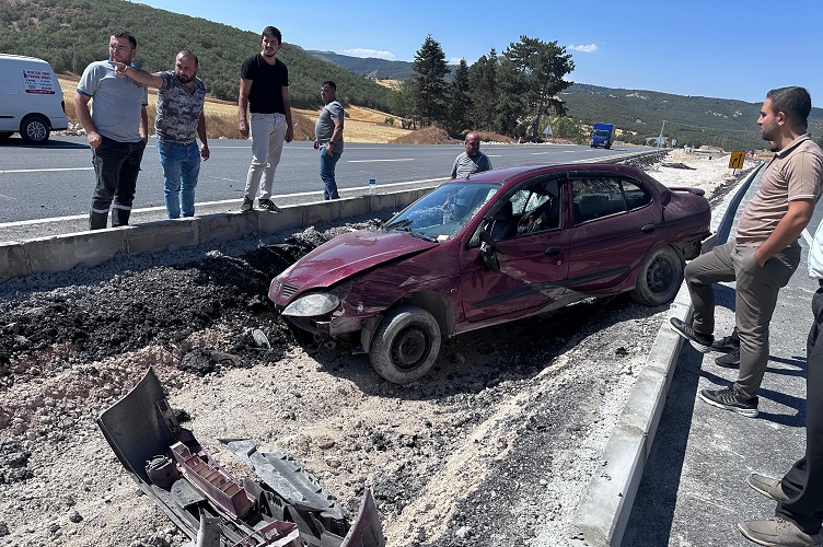 Orta refüje çarpan sürücü yaralandı