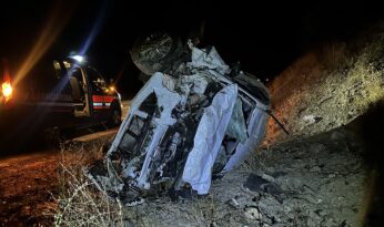 Devrilen otomobil hurdaya döndü