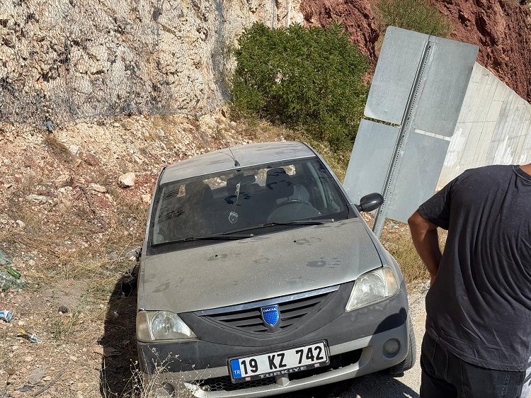 Devrilen otomobildeki 4 kişi yaralandı