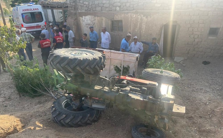 Devrilen traktörün sürücüsü yaralandı