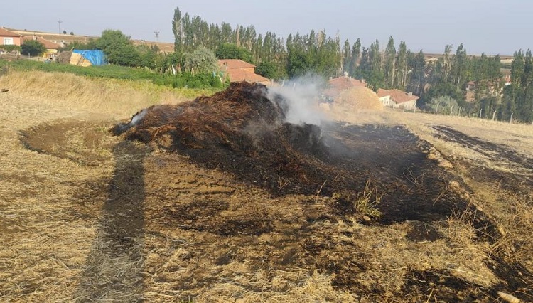 Tarladaki yangında 300 balya kül oldu