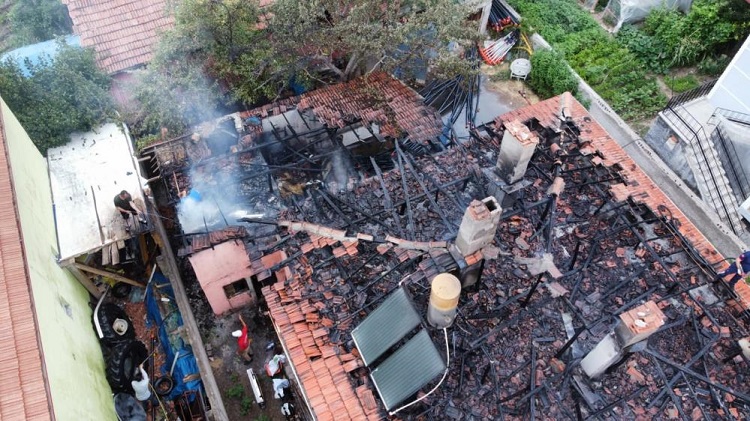 Tandırda yakılan ateş evi küle çeviriyordu