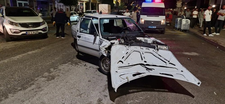 Yaya geçidinde duran araca çarptı!