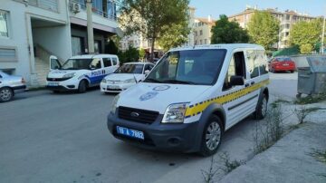 Evinin önünde tüfekli saldırıya uğradı