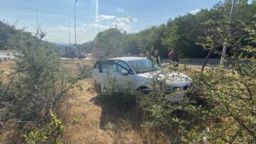 Yol kenarındaki bordür taşlara çarptı