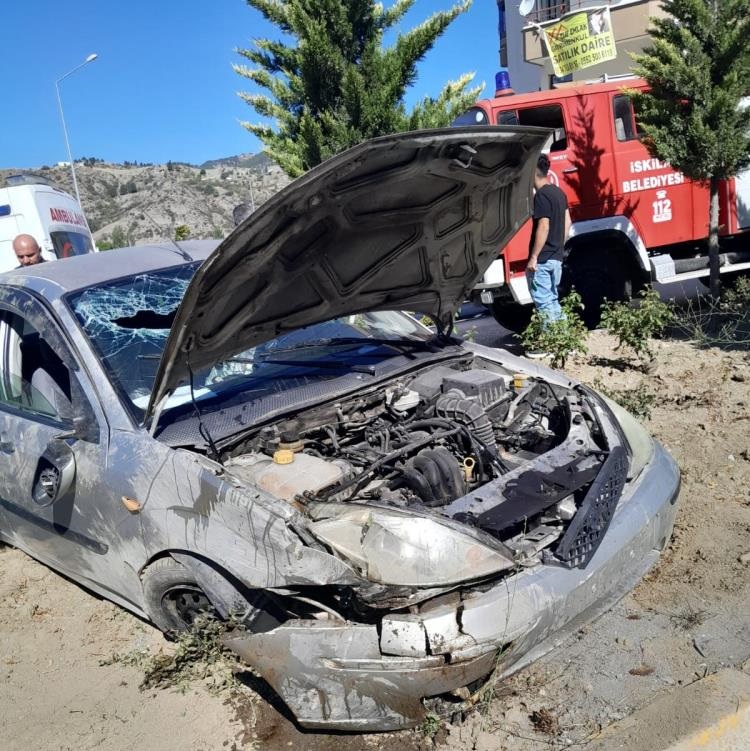  Otomobil takla attı 2 kişi yaralandı