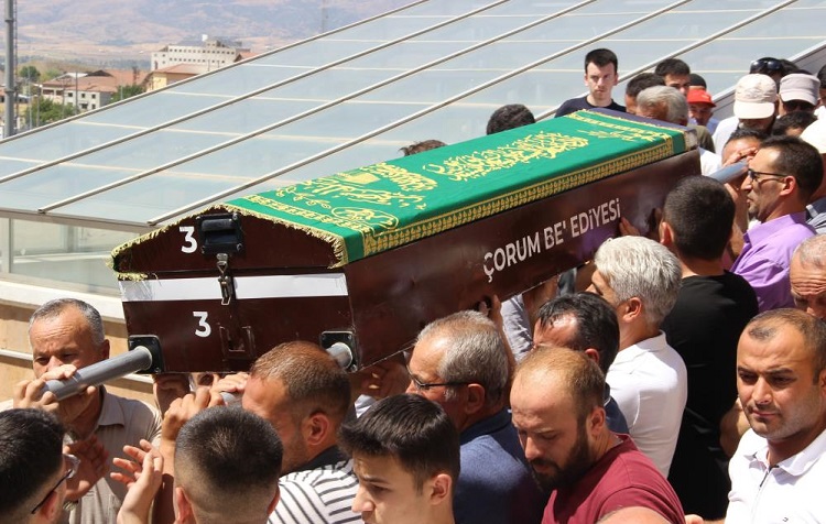 18 yaşındaki genç gözyaşlarıyla toprağa verildi