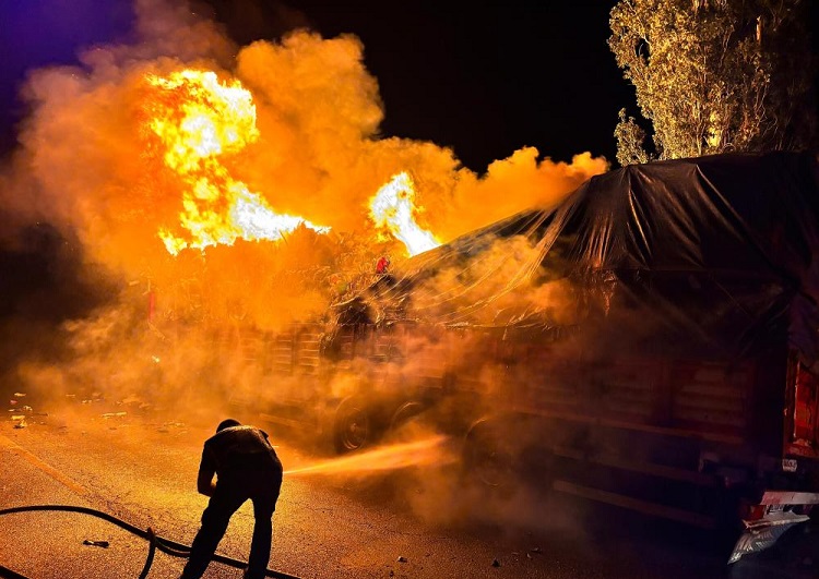 Çorum’da çöp yüklü tır alev alev yandı