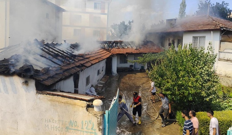 Evde çıkan yangında dumandan etkilendi