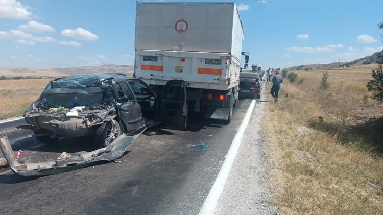 Zincirleme kazada 5 araç birbirine girdi