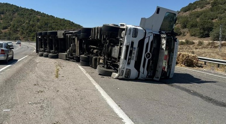 Balya yüklü tır devrildi: 1 yaralı