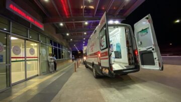 Anne ve çocuğuna otomobil çarptı
