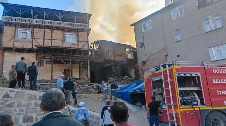 Yangında 3 ev kullanılamaz hale geldi