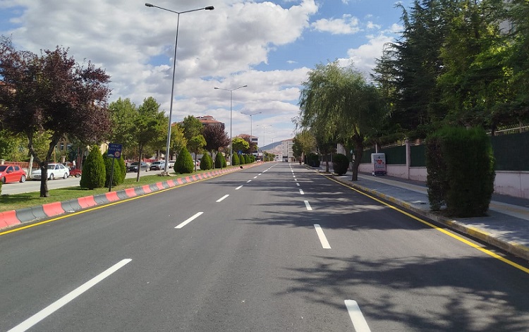 Belediye yol çizgileri yenileniyor