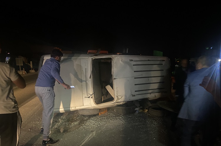 Devrilen otomobildeki 2 kişi yaralandı