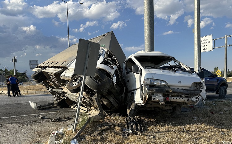 Kavşakta kamyonetle minibüs çarpıştı