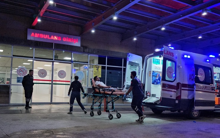 Bıçaklı kavgada 3 kişi yaralandı!