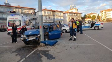 Otomobil aydınlatma direğine çarptı