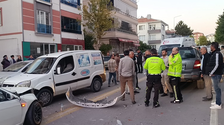 Üç aracın çarpıştığı kazada 4 kişi yaralandı