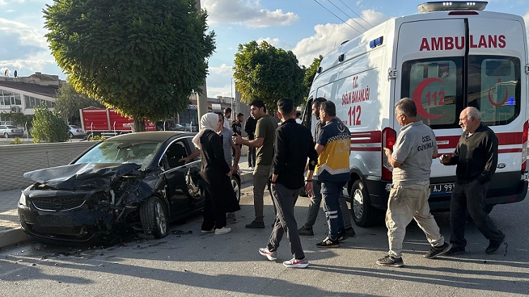 Sanayi girişindeki kazada 3 kişi yaralandı