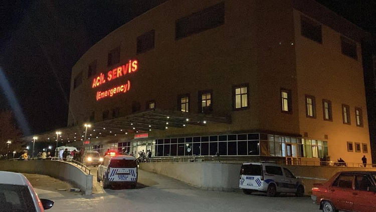 Akrabasını hastanede bıçakla ağır yaraladı
