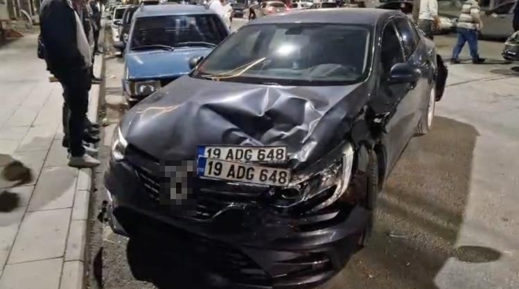 Alkollü traktör sürücüsü araçlara çarptı