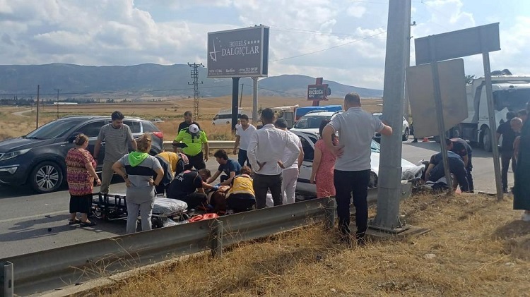 Kamyon ile otomobil çarpıştı: 4 yaralı