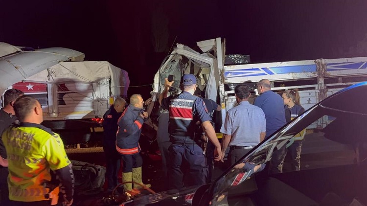 Kamyon tıra çarptı sürücü ağır yaralı