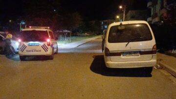 İhtara uymadı polise çarpıp kaçtı!
